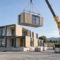 Instalación con grúa de módulos prefabricados en un emplazamiento organizado